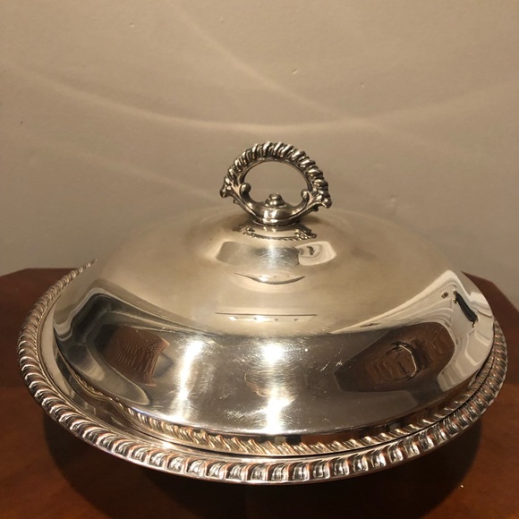 WM Rogers silverplated covered dish - Picture 2 of 5